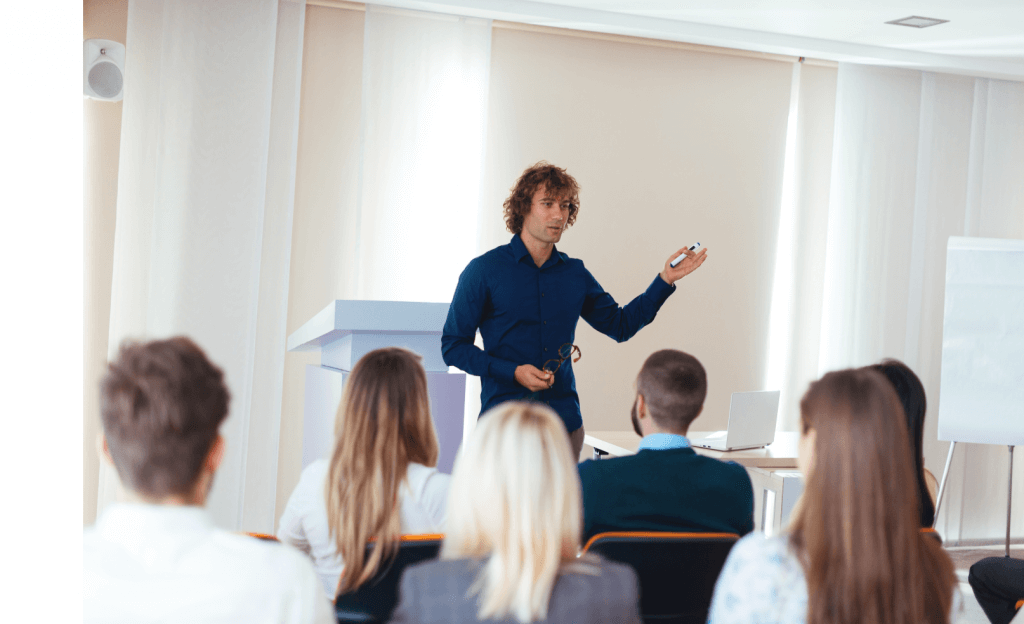 Formateur dans une salle avec 6 stagiaires
