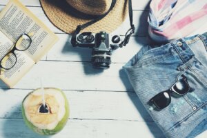 Tous les accessoires utiles pour passer un bel été, un bon livres et nos lunettes, un chapeau et un appareil photo, un short et des lunettes de soleil ...