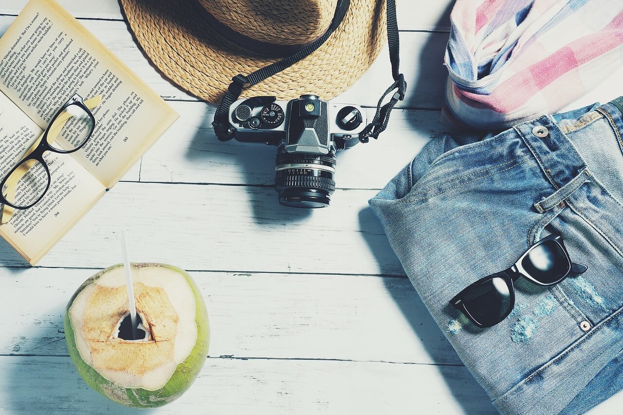Tous les accessoires utiles pour passer un bel été, un bon livres et nos lunettes, un chapeau et un appareil photo, un short et des lunettes de soleil ...