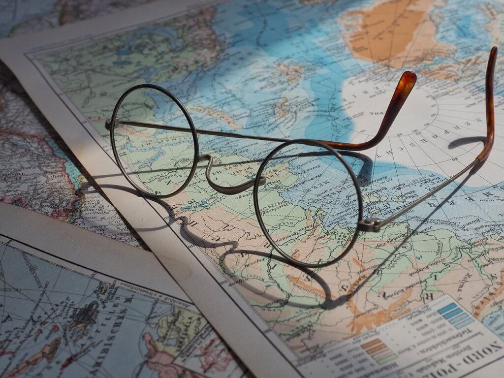 Lunettes posées sur plusieurs cartes du monde