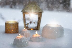 Cinq bougies et une lanterne dans la neige