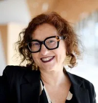 Portrait d'Anouk Frere habillée en noir