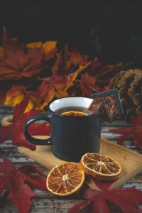 Tasse de thé avec orange sanguine et feuille mortes