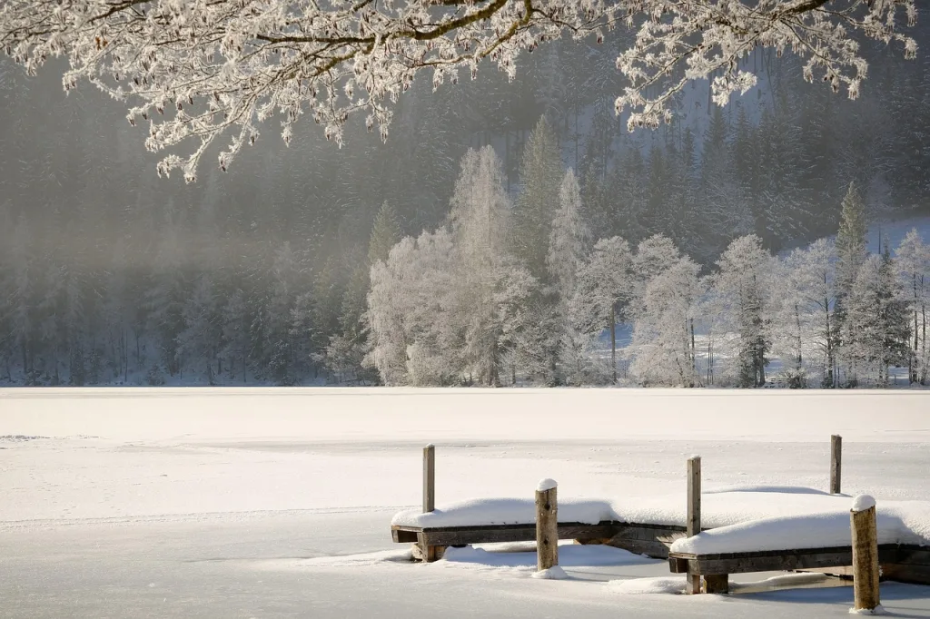 Ponton enneigé sur un lac gelé