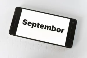 Téléphone mobile avec écrit dedans September