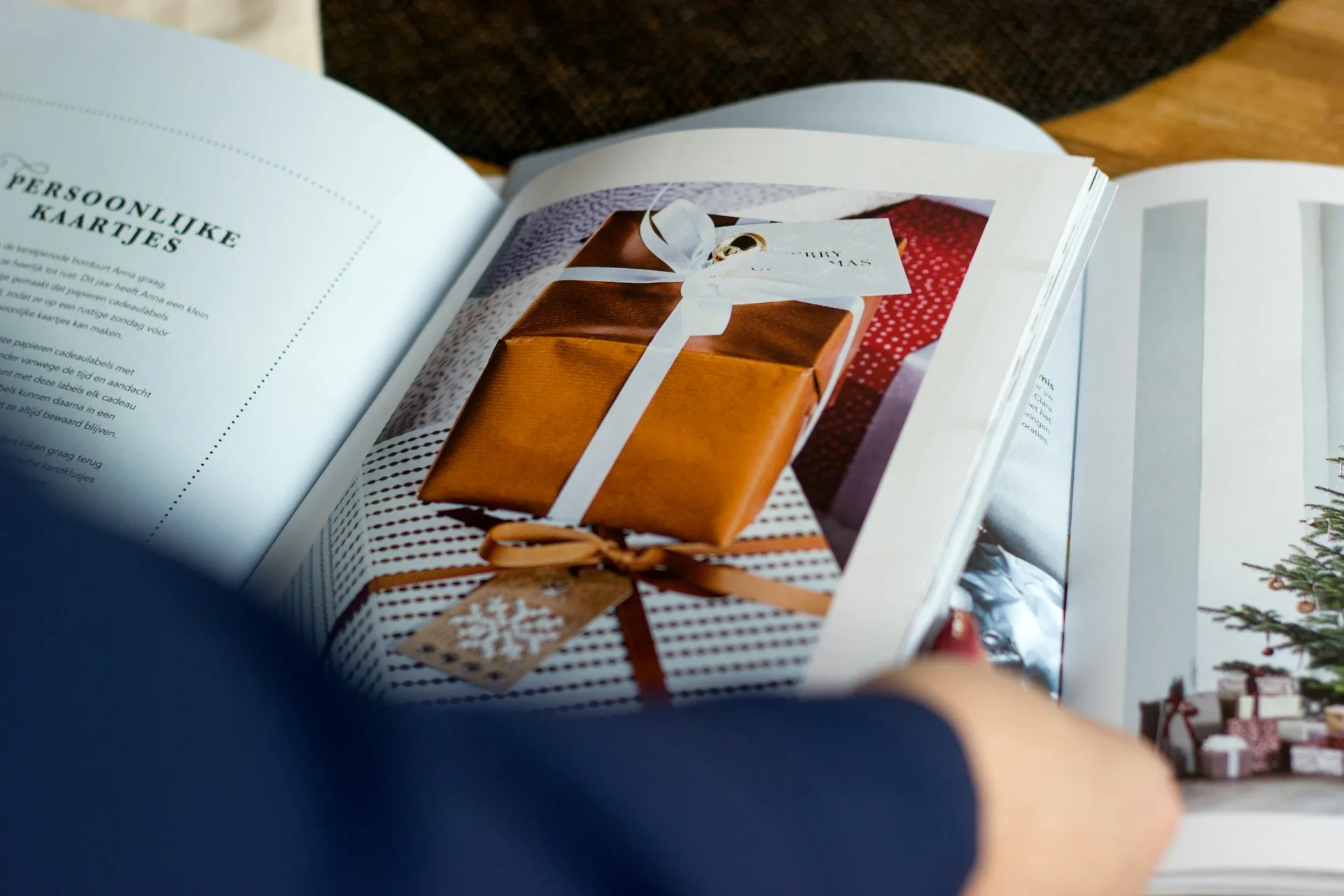 Catalogue ouvert sur une page avec un beau papier cadeau présenté